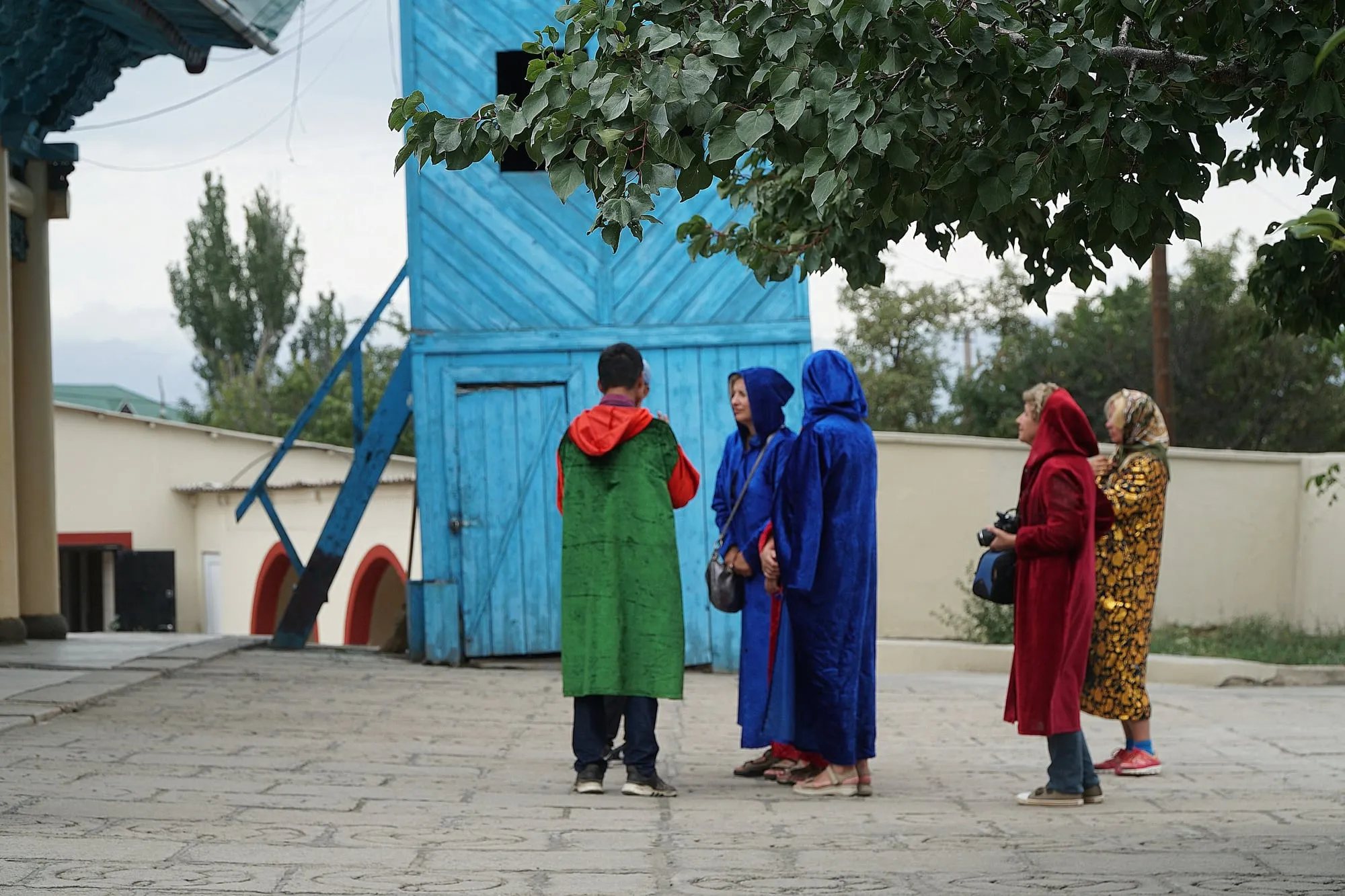 Посетители в накидках у Дунганской мечети в Караколе