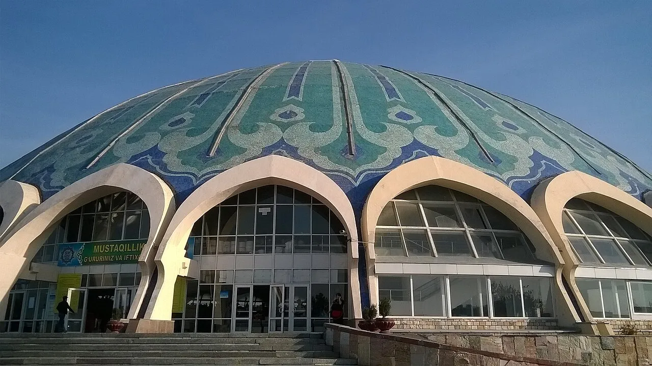 Узорчатый сине-зелёный купол и арочный вход крытого павильона Чорсу.